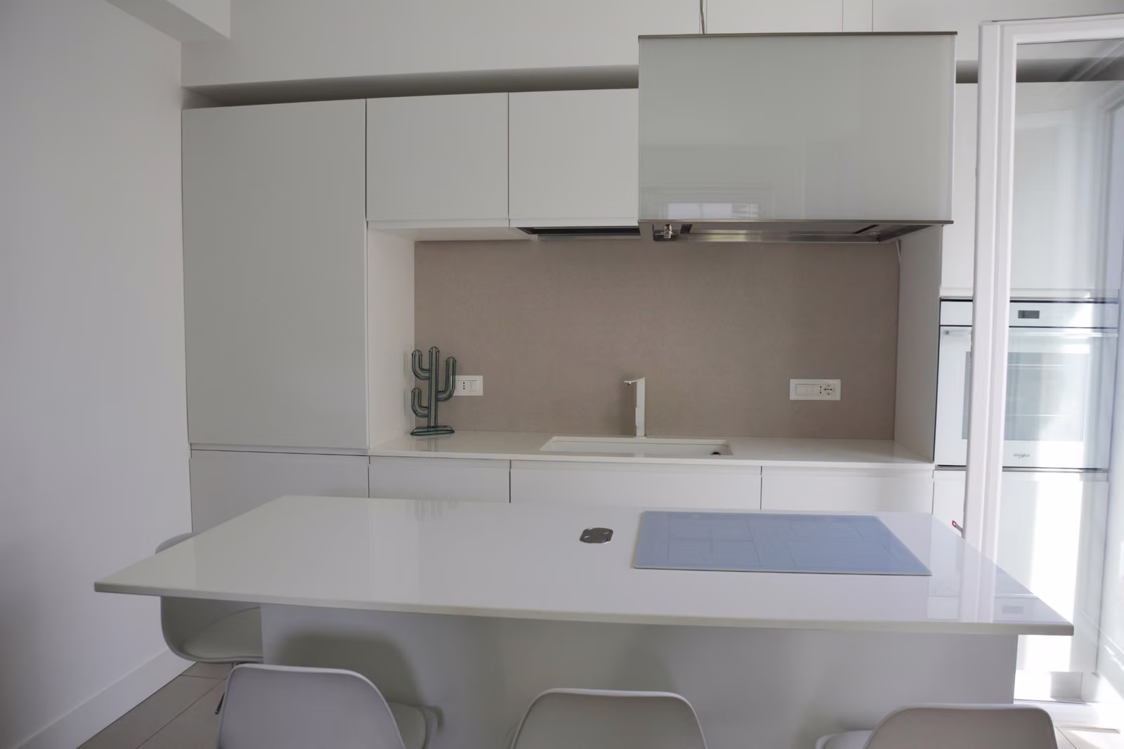 Cucina bianca con isola e piano su misura