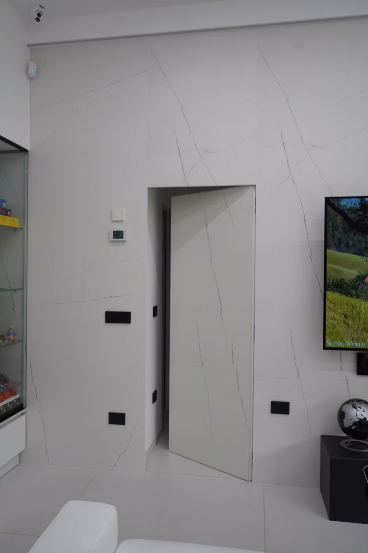 Porta a filo aperta nel rivestimento venato